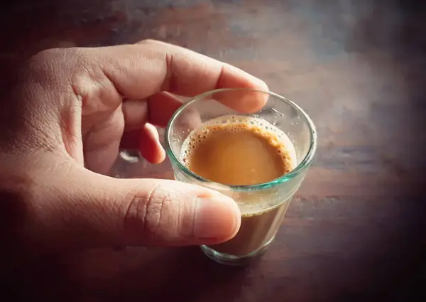 Male Hand Holding Small Glass Tea — Stock Fotó