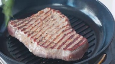 Biberiyeli biftekli ızgarayla şefin yağlanışını yakından izleyin.