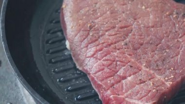 Mangalda çiğ biftekli ızgarayı kapat.