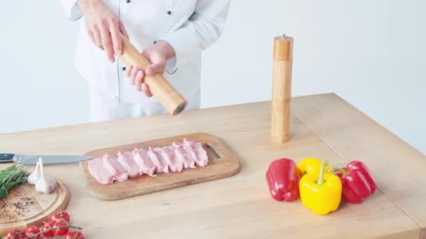厨师与磨坊调料生肉在白色上的剪影 — 图库视频影像