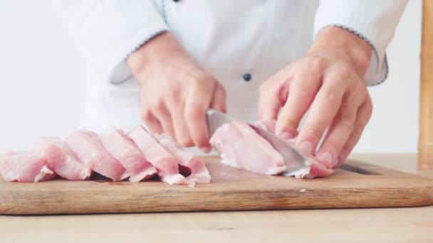 Vista Recortada Del Chef Cortando Lomo Cerdo Sobre Tabla Cortar — Vídeo de stock