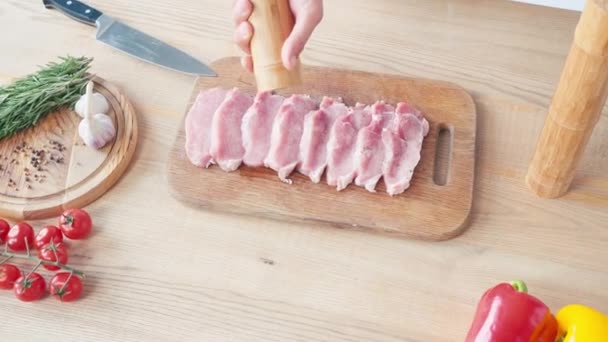 まな板の上に豚肉のミル調味料スライスとシェフの作物ビュー — ストック動画