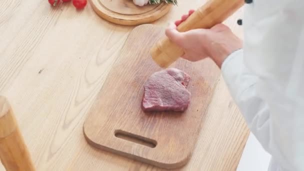 Oříznutý Pohled Kuchaře Mlýnem Koření Hovězí Steak Sekací Desce — Stock video