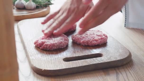 Vista Recortada Del Chef Formando Empanadas Carne Picada Tabla Cortar — Vídeos de Stock