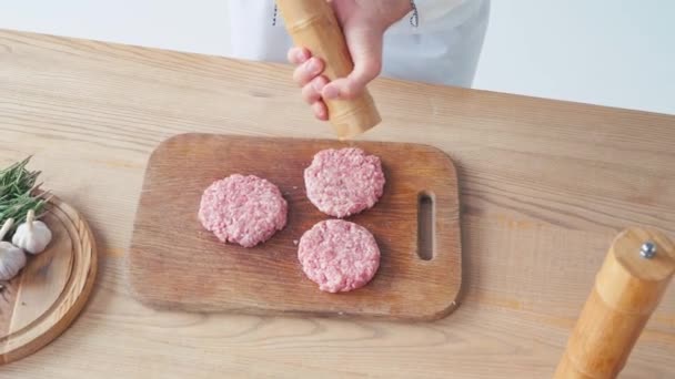 切碎板上有磨调味肉饼的厨师的剪影 — 图库视频影像