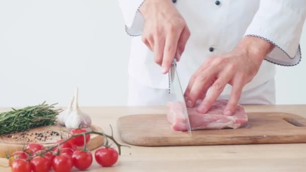 厨师在白板上切碎猪肉软骨素的剪影 — 图库视频影像