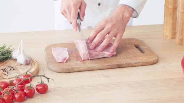 Gesneden Blik Van Chef Kok Snijden Varkenshaas Snijplank Wit — Stockvideo