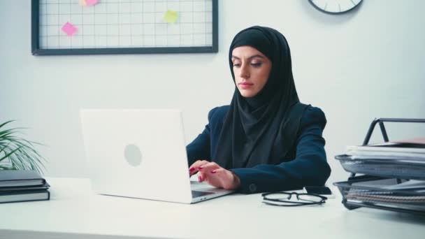Musulmana Negocios Escribiendo Ordenador Portátil Oficina — Vídeo de stock