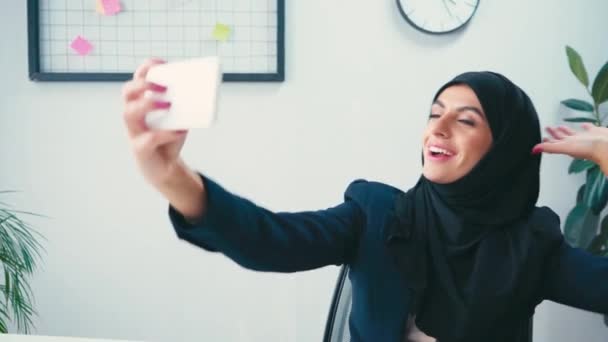 Молодая Мусульманская Предпринимательница Делает Селфи Смартфоне Офисе — стоковое видео