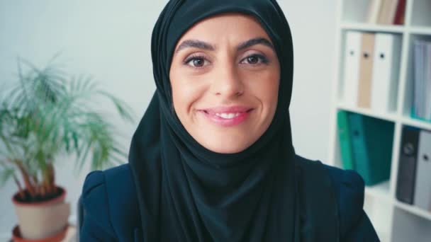 Sourire Femme Affaires Musulmane Regardant Caméra — Video