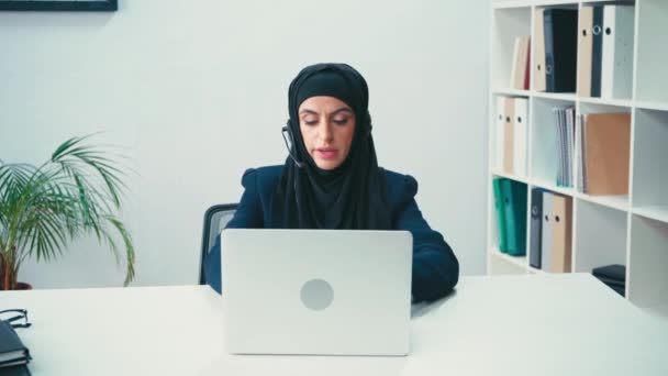 Femme Affaires Musulmane Parlant Sur Casque Utilisant Ordinateur Portable Dans — Video