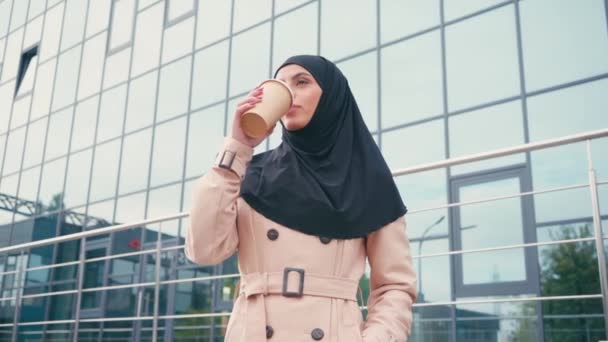 Muslimische Frau Hidschab Trinkt Kaffee Sich Gebäude Nähern — Stockvideo