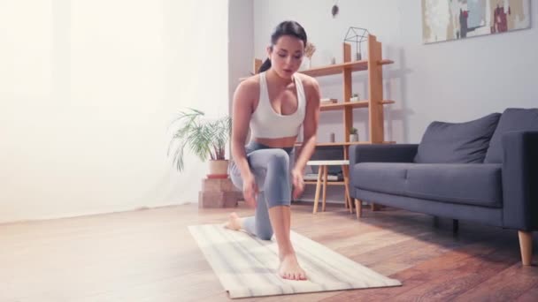 赤脚女运动员在家里锻炼时伸展腿 — 图库视频影像