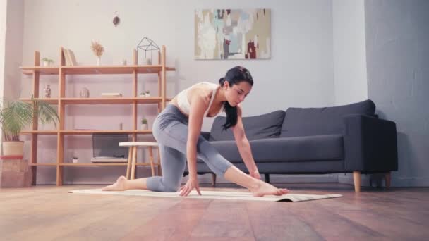 赤脚女运动员在家里的健身垫上热身 — 图库视频影像