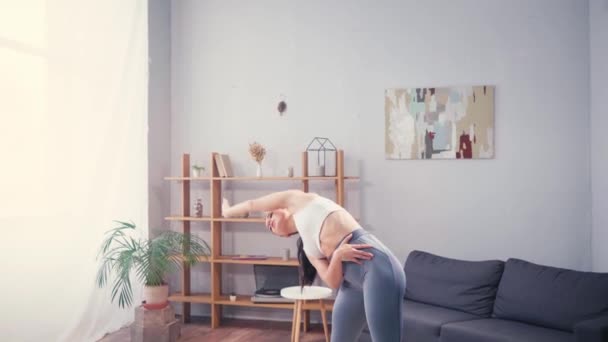 赤脚女运动员在家锻炼时弯腰 — 图库视频影像