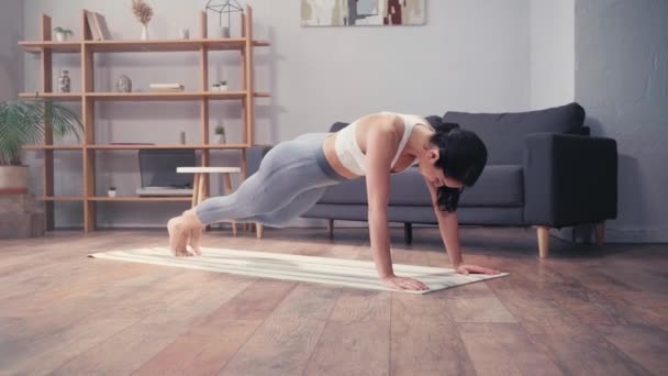 Barfüßige Sportlerin Beim Sportbekleidungstraining Hause — Stockvideo