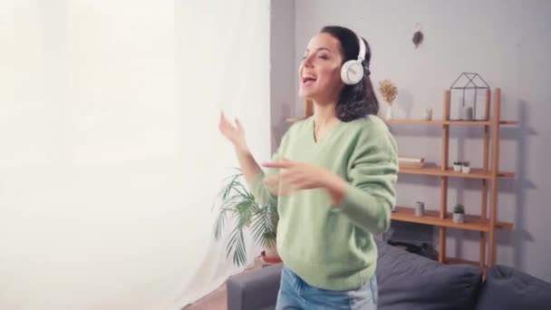 Mulher Sorridente Fones Ouvido Dançando Cantando Casa — Vídeo de Stock