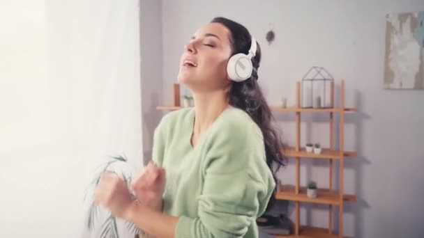Wanita Muda Headphone Menari Rumah — Stok Video
