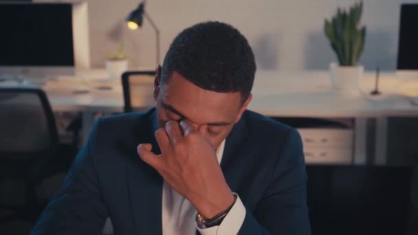 Fáradt Afro Amerikai Üzletember Megérinti Szemét Irodában Éjszaka — Stock videók