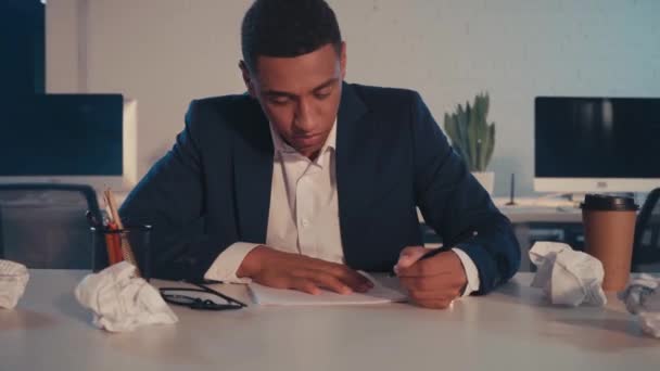 Supărat African American Afaceri Scris Hârtie Crumpling Birou — Videoclip de stoc