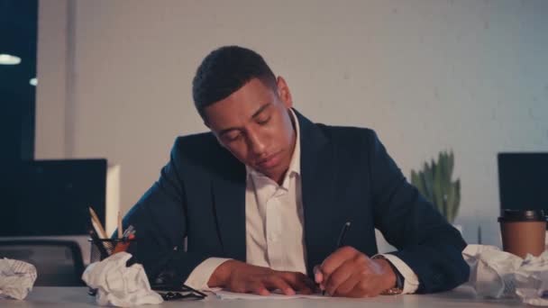 Angry African American Businessman Writing Crumpling Paper Office — Vídeo de stock