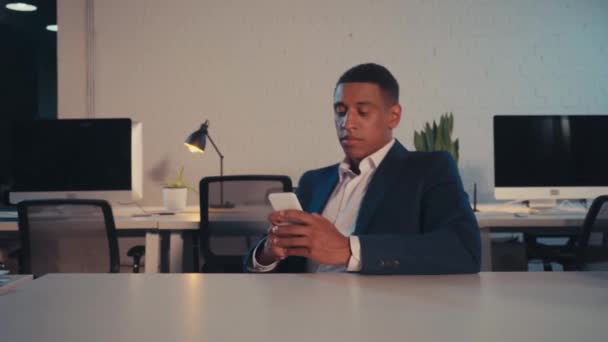 Afro Amerikai Üzletember Üzenetküldés Okostelefonon Irodában Éjszaka — Stock videók