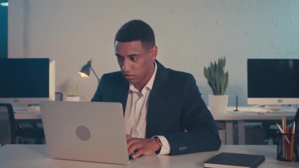 Jovem Empresário Afro Americano Digitando Laptop Noite Escritório — Vídeo de Stock