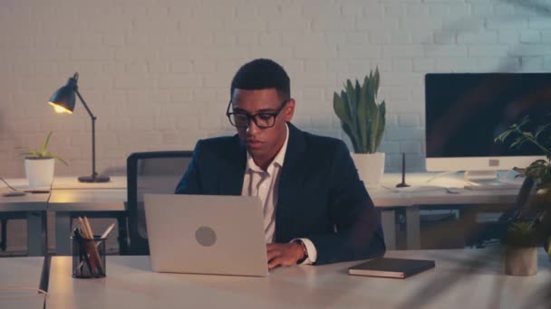 Empresário Afro Americano Digitando Laptop Primeiro Plano Borrado — Vídeo de Stock