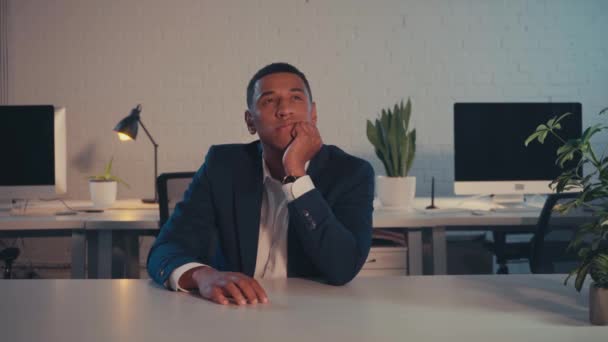 Excited African American Businessman Showing Idea Gesture Eating Pizza — Vídeos de Stock