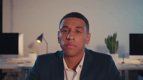 Fiatal Afro Amerikai Üzletember Nézi Kamera Irodai Éjszaka — Stock videók