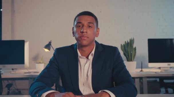 Młody Afrykański Amerykański Biznesmen Patrząc Kamery Biurze Nocy — Wideo stockowe