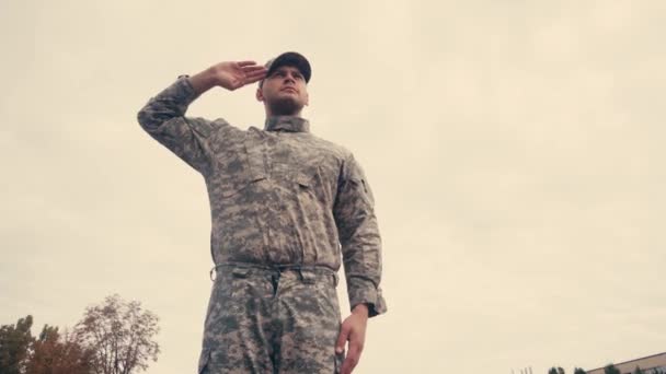 Vue Angle Bas Soldat Saluant Avec Ciel Arrière Plan Extérieur — Video