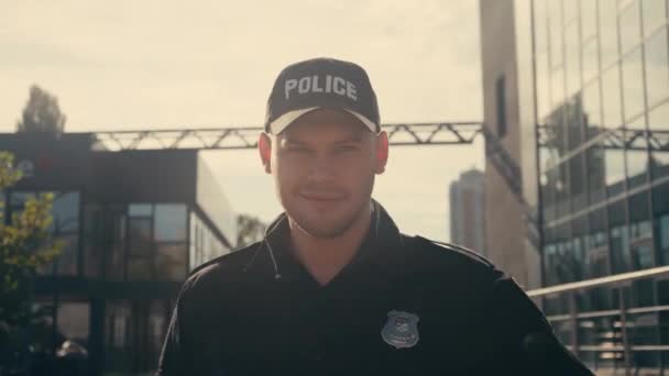 Policjant Uśmiechnięty Kamery Dotykający Czapki Ulicy Miejskiej — Wideo stockowe