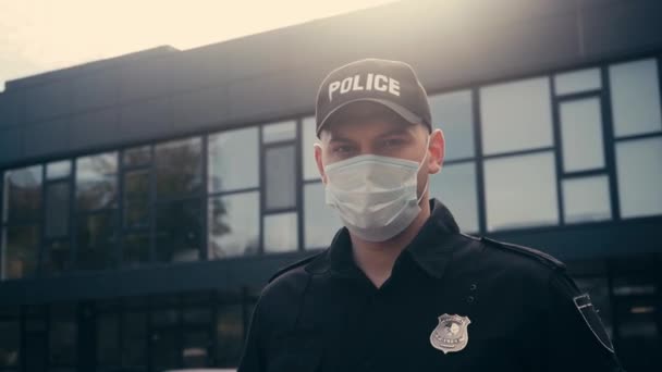 Officier Police Masque Médical Regardant Caméra Extérieur — Video