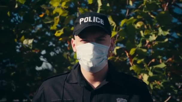 Polis Medicinsk Mask Står Nära Träd Utomhus — Stockvideo