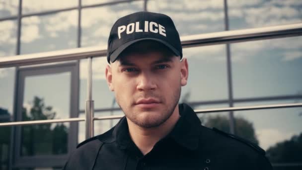 Portret Policjanta Patrzącego Kamerę Zewnątrz — Wideo stockowe