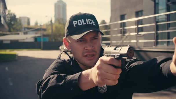 Polisman Med Pistol Och Pratar Urban Gata — Stockvideo