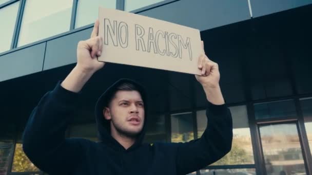 Чоловік Тримає Плакат Расизму Розмовляє Відкритому Повітрі — стокове відео