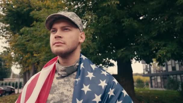 Soldado Embrulhado Bandeira Americana Olhando Para Exterior — Vídeo de Stock