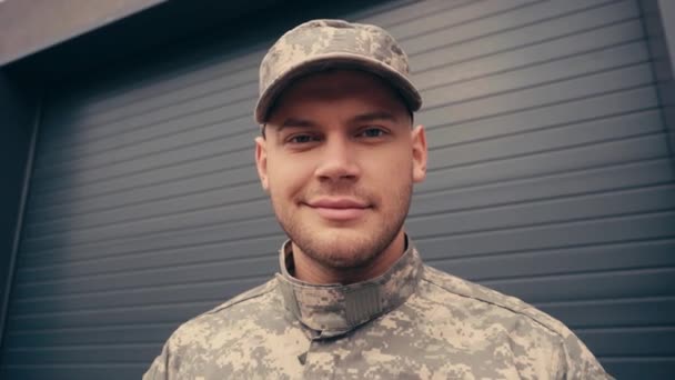 Mladý Voják Vojenské Uniformě Usmívá Kameru Venku — Stock video