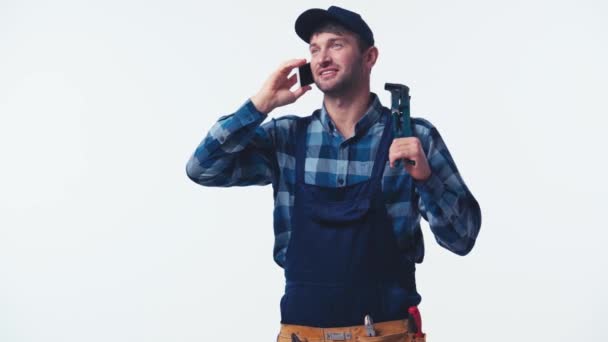 Plombier Heureux Uniforme Tenant Pinces Parler Téléphone Isolé Sur Blanc — Video