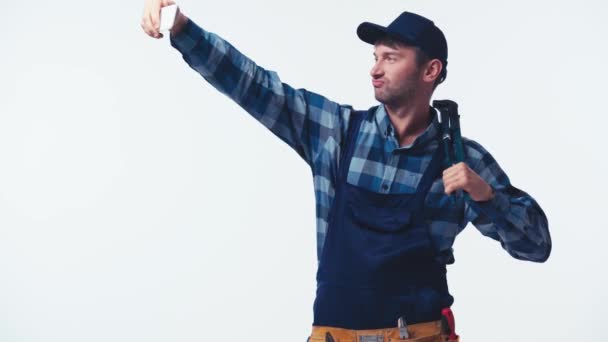 Tukang Ledeng Dengan Seragam Dan Topi Memegang Tang Dan Mengambil — Stok Video