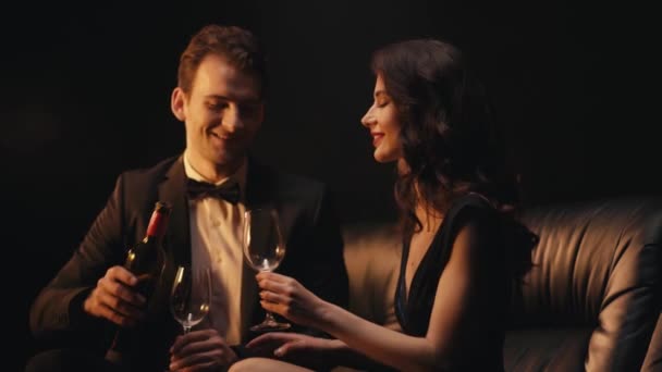 Sorrindo Homem Terno Derramando Vinho Vidro Perto Namorada Isolado Preto — Vídeo de Stock