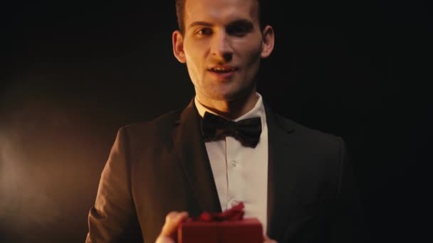 Gestellfokus Eines Glücklichen Mannes Anzug Spricht Und Zeigt Gegenwart Auf — Stockvideo