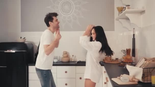 Vzrušený Pár Tanec Spolu Moderní Kuchyni — Stock video