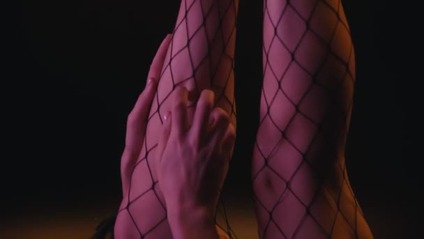 Przycięty Widok Sexy Kobieta Dotykając Nogi Kabaretki Rajstopy — Wideo stockowe