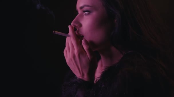 Giovane Donna Fumare Sigaretta Isolato Nero — Video Stock