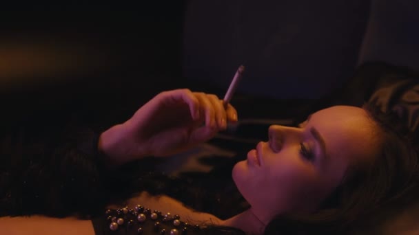 Młoda Brunetka Kobieta Biustonosz Palenie Papierosów Czarny — Wideo stockowe