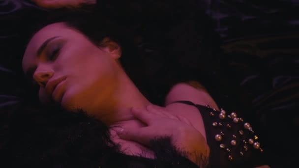 Sexy Młoda Kobieta Biustonosz Leżąc Dotykając Się Ciemnym Tle — Wideo stockowe