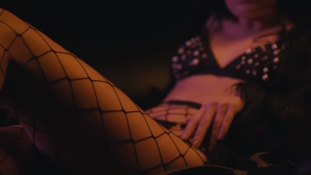 Rack Ostrość Kobieta Futro Faux Płaszcz Dotykając Sexy Ciało Czarny — Wideo stockowe